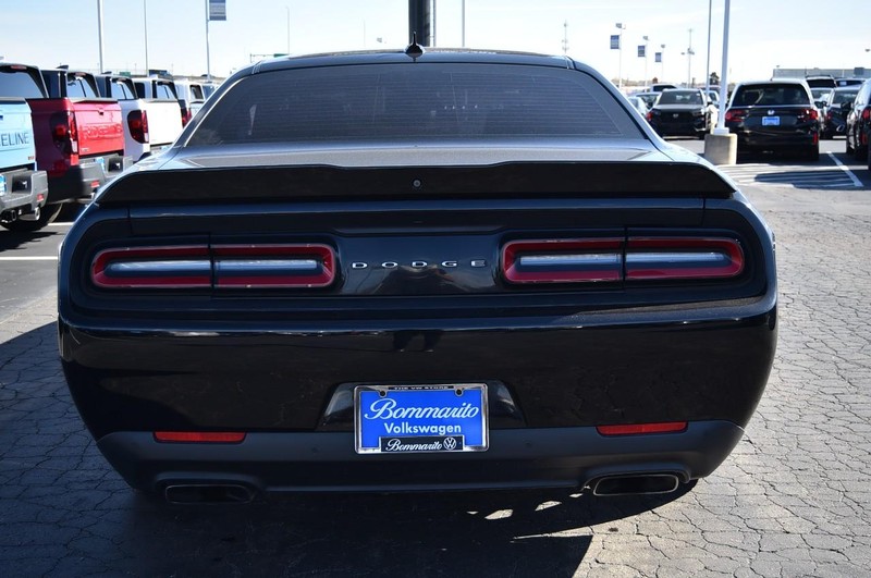 Dodge Challenger Vehicle Full-screen Gallery Image 06