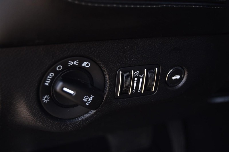 Dodge Challenger Vehicle Full-screen Gallery Image 13