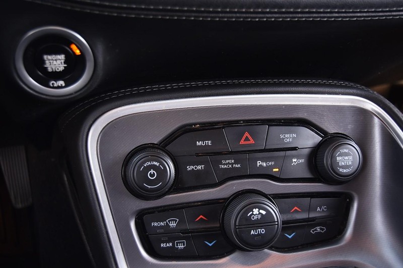 Dodge Challenger Vehicle Full-screen Gallery Image 17