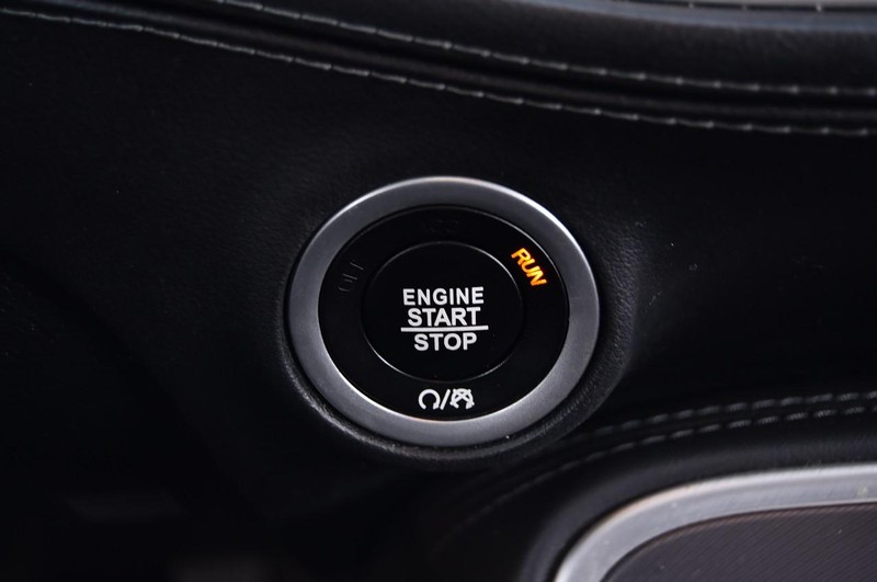 Dodge Challenger Vehicle Full-screen Gallery Image 18