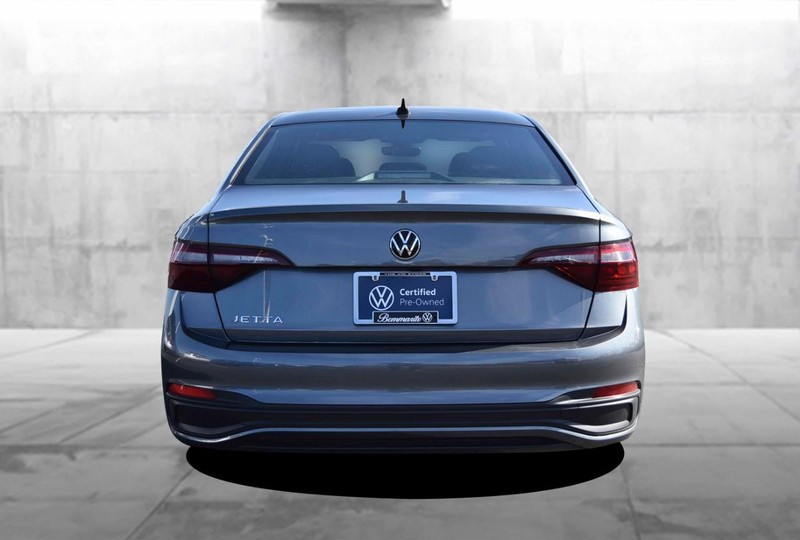 Volkswagen Jetta Vehicle Full-screen Gallery Image 6