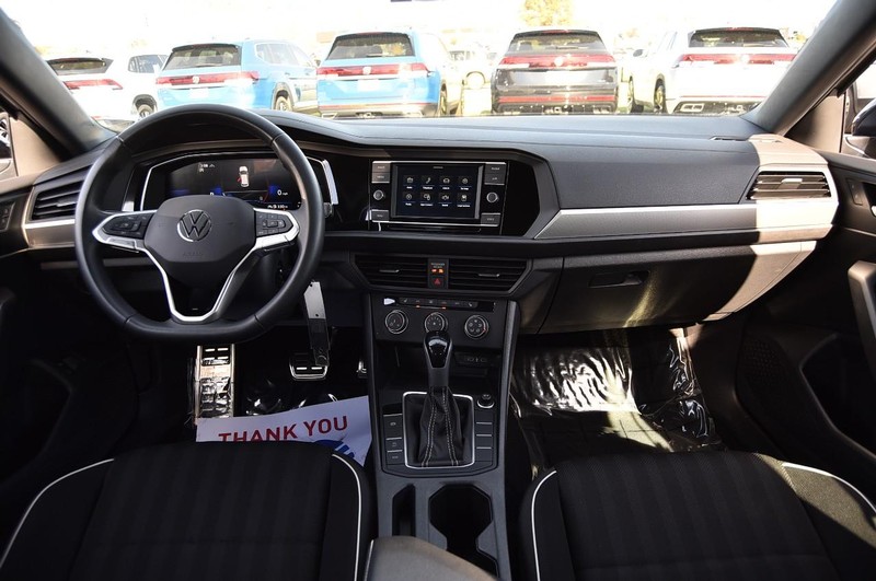 Volkswagen Jetta Vehicle Full-screen Gallery Image 7