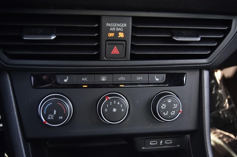 Volkswagen Jetta Vehicle Full-screen Gallery Image 15