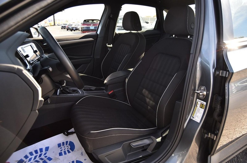 Volkswagen Jetta Vehicle Full-screen Gallery Image 19