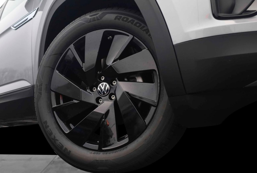 Volkswagen Atlas Cross Sport Vehicle Full-screen Gallery Image 3