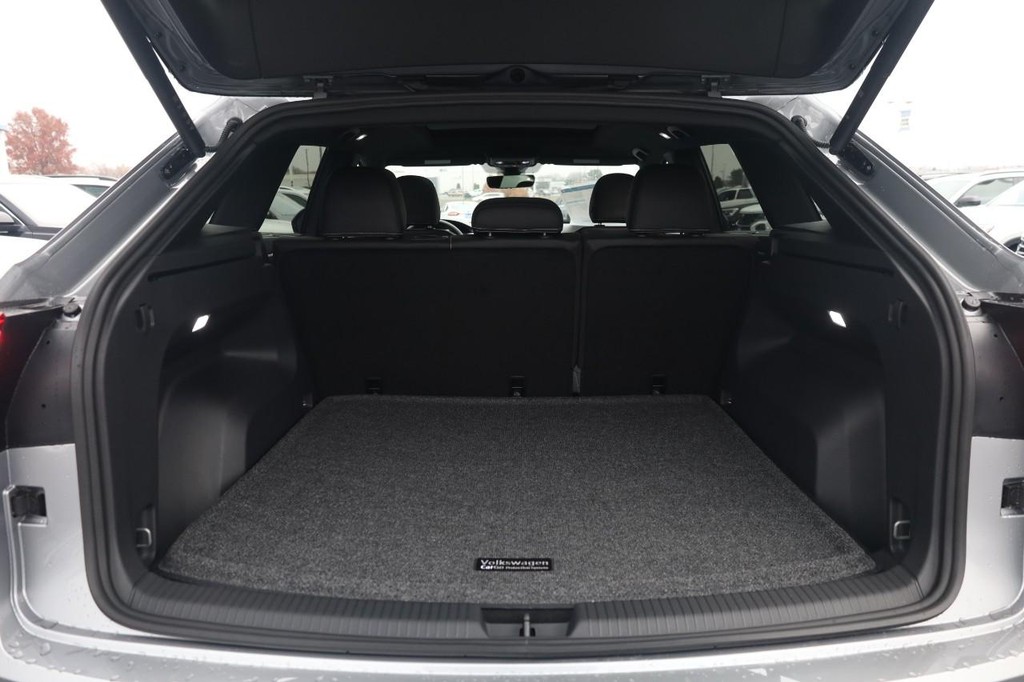 Volkswagen Atlas Cross Sport Vehicle Full-screen Gallery Image 7