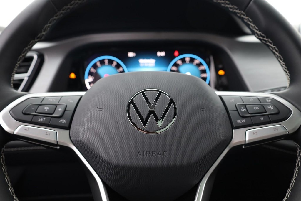 Volkswagen Atlas Cross Sport Vehicle Full-screen Gallery Image 11