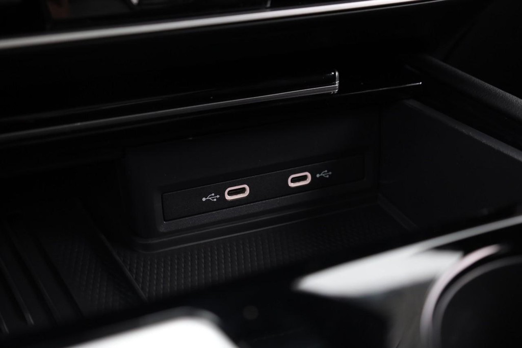 Volkswagen Atlas Cross Sport Vehicle Full-screen Gallery Image 16