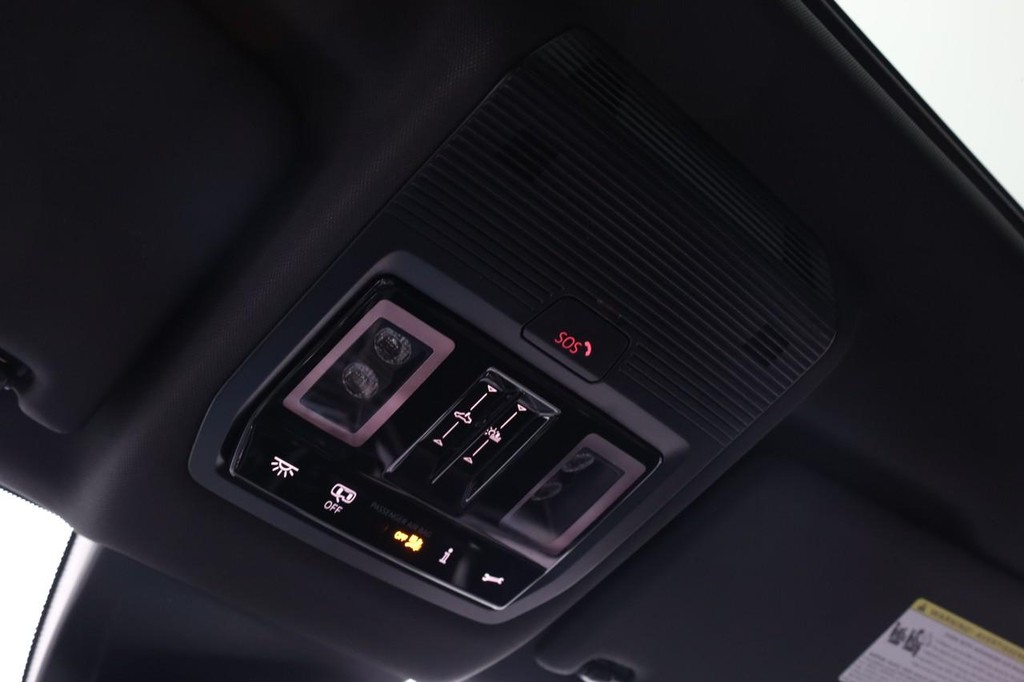 Volkswagen Atlas Cross Sport Vehicle Full-screen Gallery Image 18