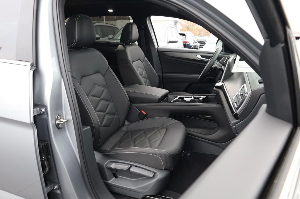 Volkswagen Atlas Cross Sport Vehicle Full-screen Gallery Image 27