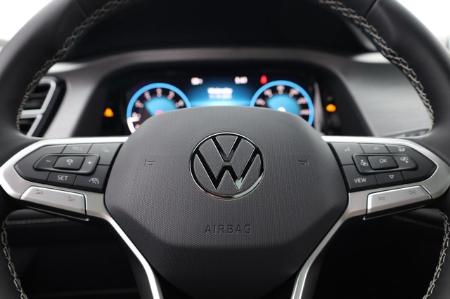 Volkswagen Atlas Cross Sport Vehicle Image 11