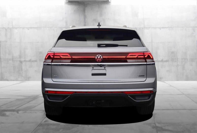 Volkswagen Atlas Cross Sport Vehicle Full-screen Gallery Image 6