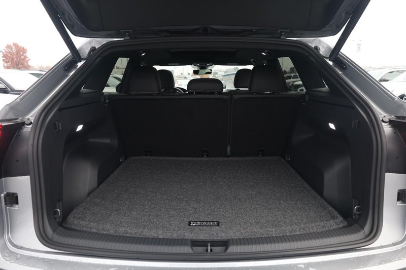 Volkswagen Atlas Cross Sport Vehicle Full-screen Gallery Image 7