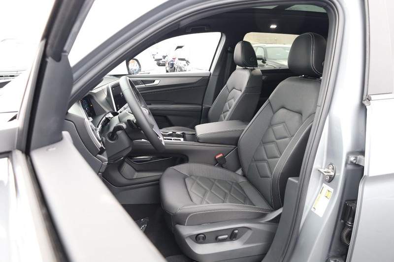 Volkswagen Atlas Cross Sport Vehicle Full-screen Gallery Image 8