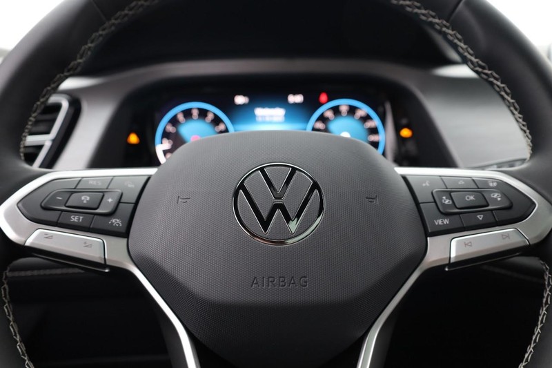 Volkswagen Atlas Cross Sport Vehicle Full-screen Gallery Image 11