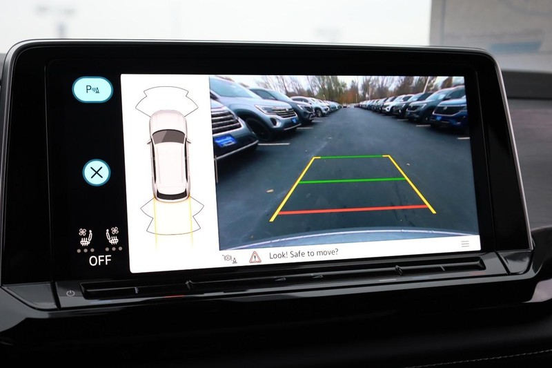 Volkswagen Atlas Cross Sport Vehicle Full-screen Gallery Image 14