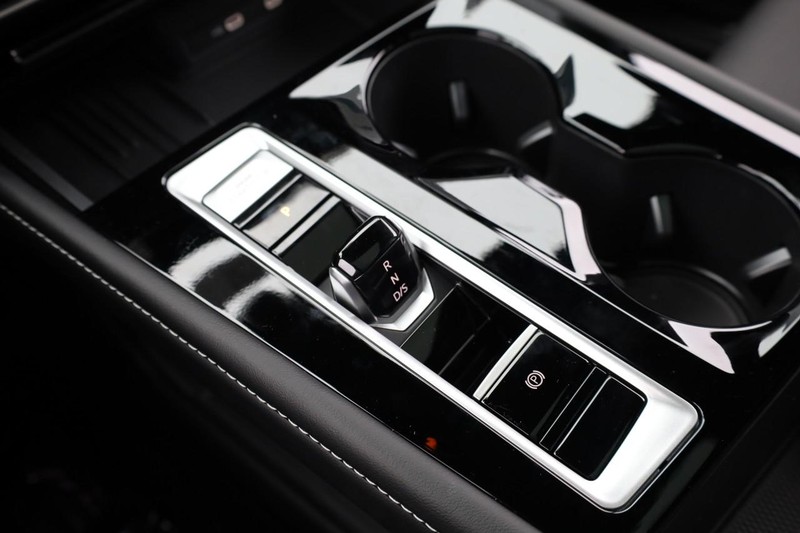 Volkswagen Atlas Cross Sport Vehicle Full-screen Gallery Image 17