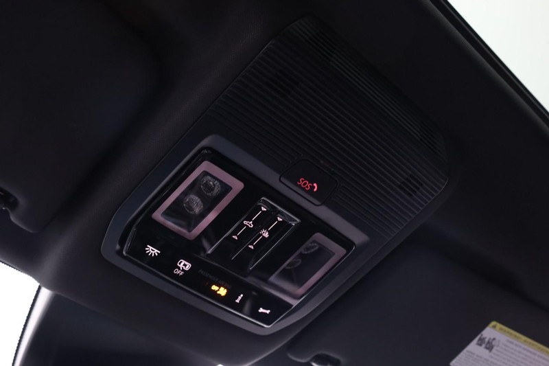 Volkswagen Atlas Cross Sport Vehicle Full-screen Gallery Image 18