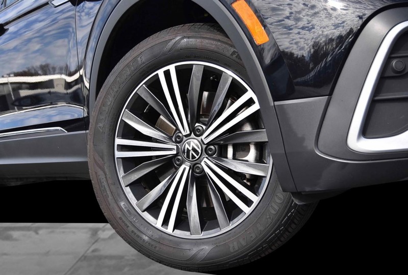 Volkswagen Tiguan Vehicle Full-screen Gallery Image 3