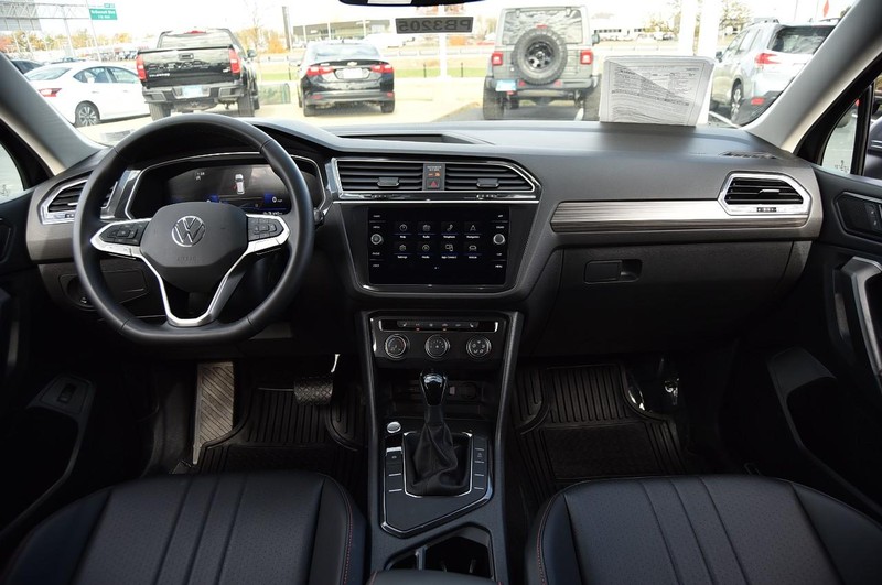 Volkswagen Tiguan Vehicle Full-screen Gallery Image 7