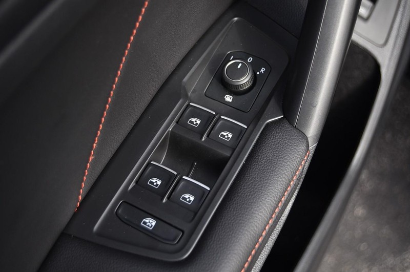 Volkswagen Tiguan Vehicle Full-screen Gallery Image 8