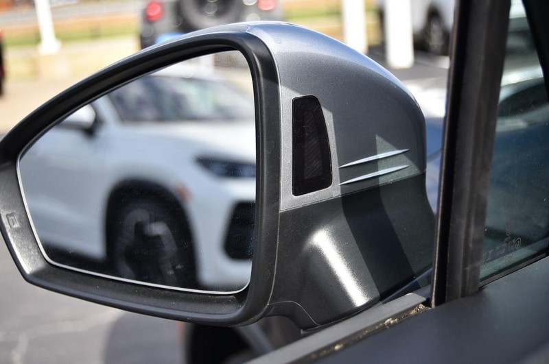 Volkswagen Tiguan Vehicle Full-screen Gallery Image 10