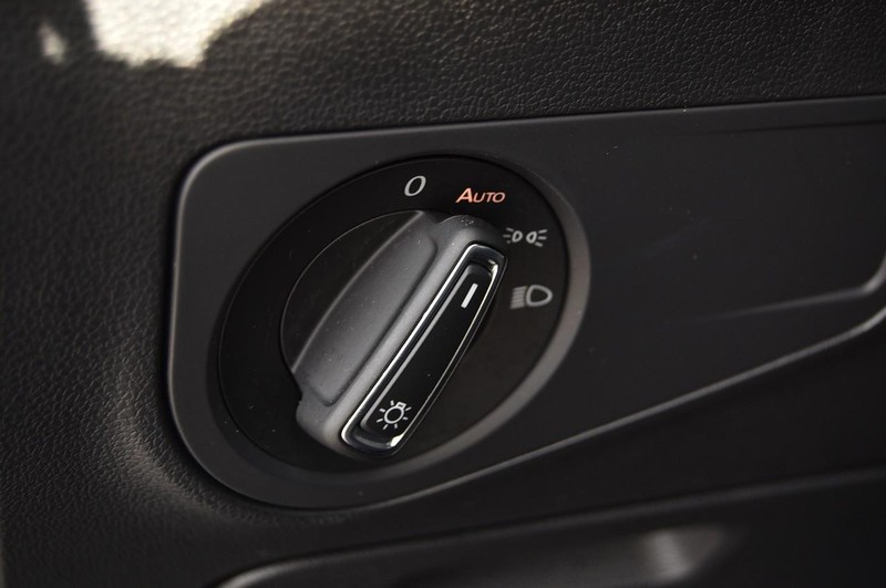 Volkswagen Tiguan Vehicle Full-screen Gallery Image 11