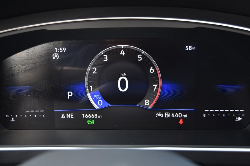 Volkswagen Tiguan Vehicle Full-screen Gallery Image 12