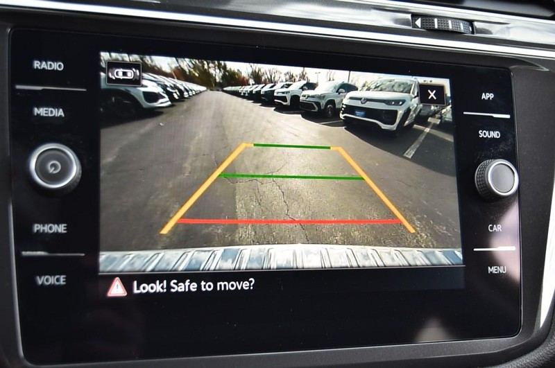 Volkswagen Tiguan Vehicle Full-screen Gallery Image 13