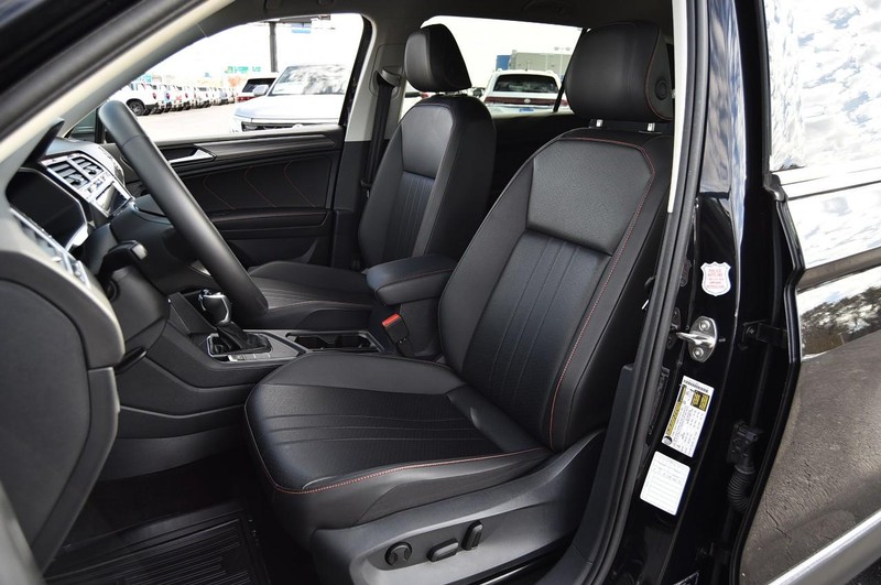 Volkswagen Tiguan Vehicle Full-screen Gallery Image 19