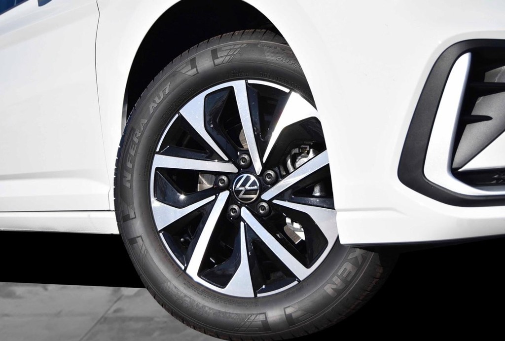 Volkswagen Jetta Vehicle Full-screen Gallery Image 3