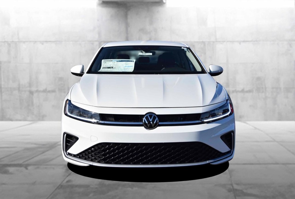 Volkswagen Jetta Vehicle Full-screen Gallery Image 4