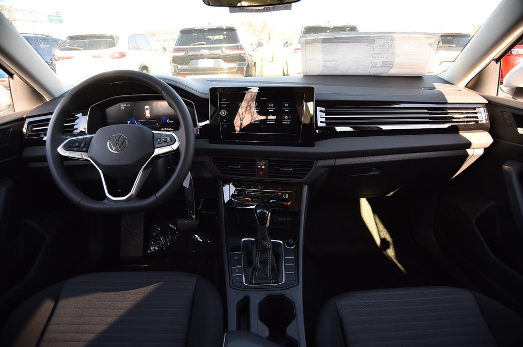 Volkswagen Jetta Vehicle Full-screen Gallery Image 7