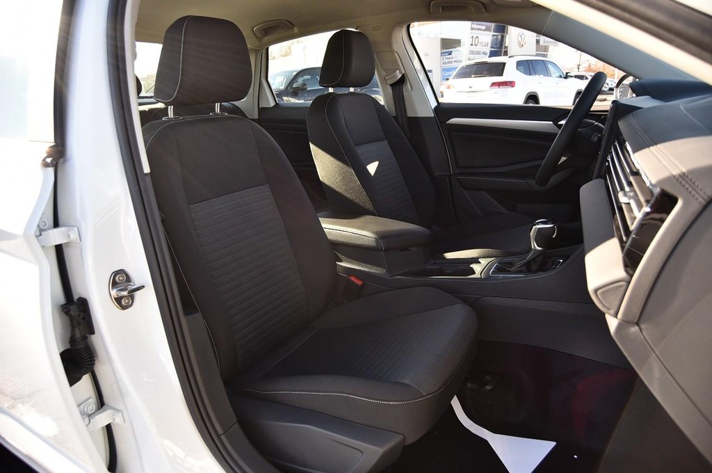 Volkswagen Jetta Vehicle Full-screen Gallery Image 20