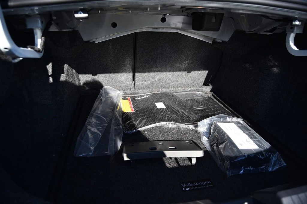 Volkswagen Jetta Vehicle Full-screen Gallery Image 22