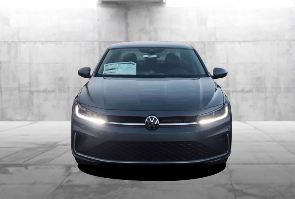 Volkswagen Jetta Vehicle Full-screen Gallery Image 4