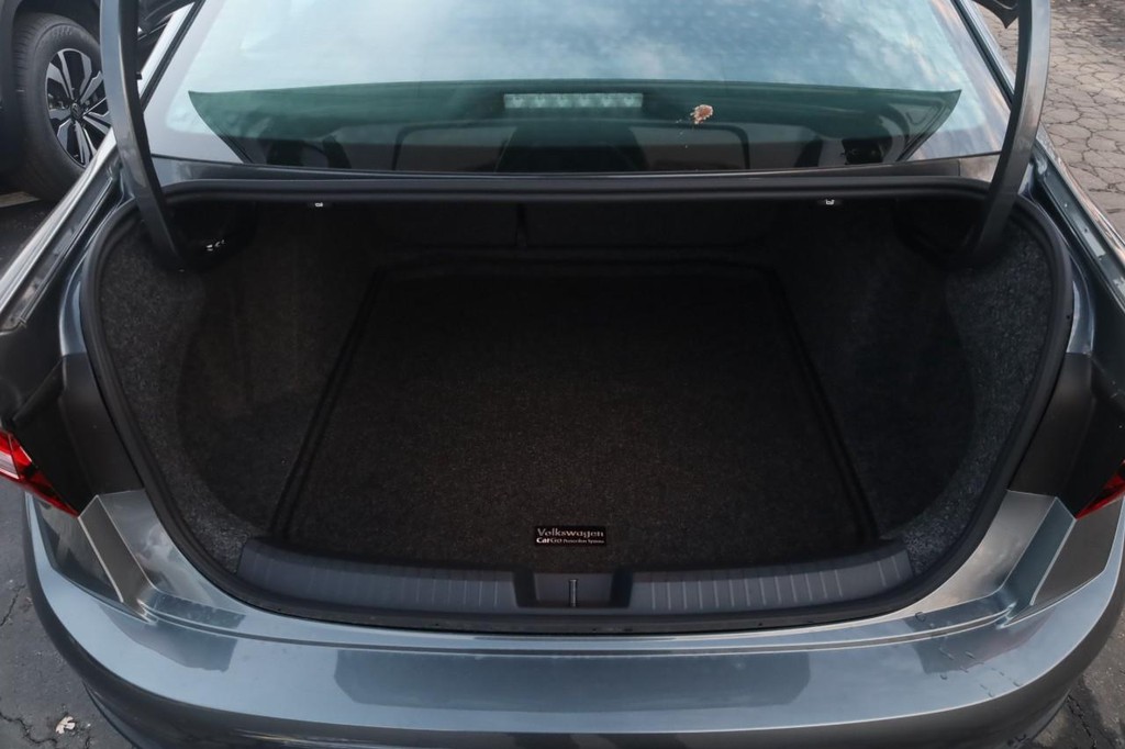 Volkswagen Jetta Vehicle Full-screen Gallery Image 7