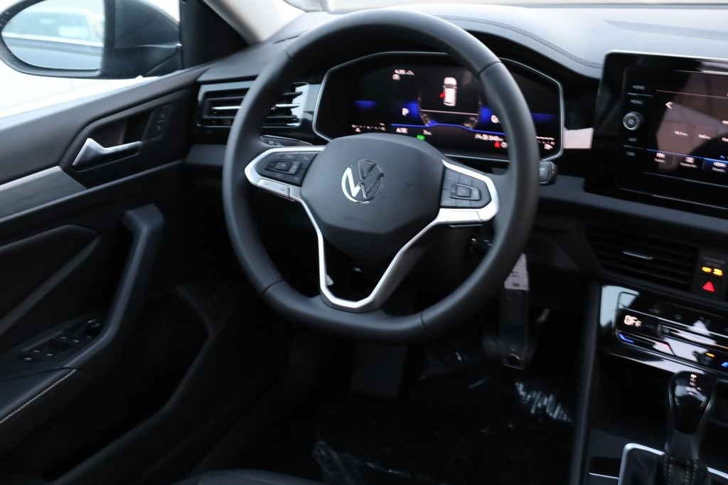 Volkswagen Jetta Vehicle Full-screen Gallery Image 22