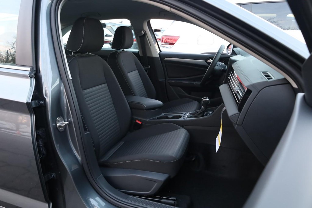 Volkswagen Jetta Vehicle Full-screen Gallery Image 23