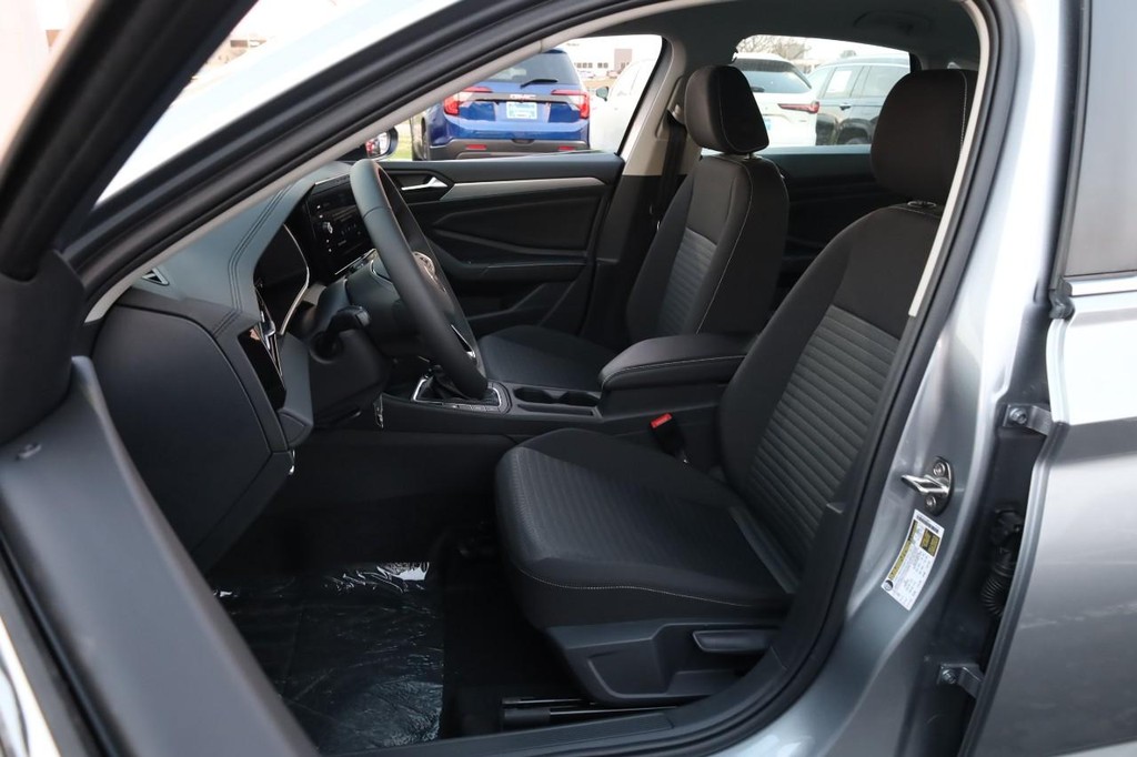 Volkswagen Jetta Vehicle Full-screen Gallery Image 8