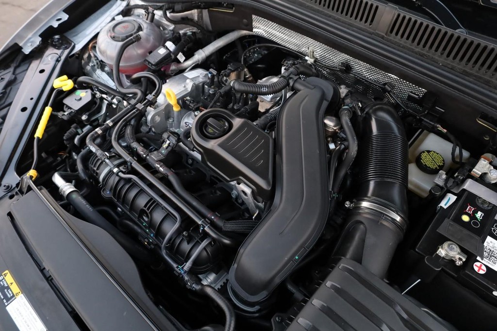 Volkswagen Jetta Vehicle Full-screen Gallery Image 24