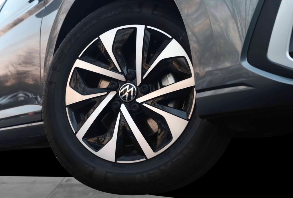 Volkswagen Jetta Vehicle Full-screen Gallery Image 3