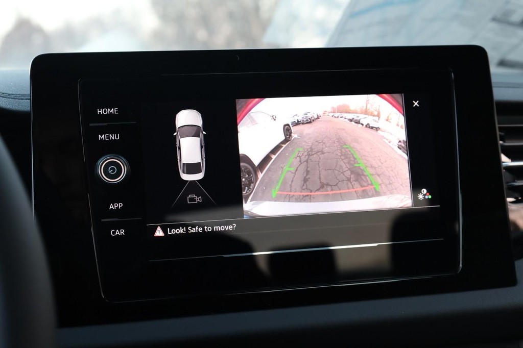 Volkswagen Jetta Vehicle Full-screen Gallery Image 12