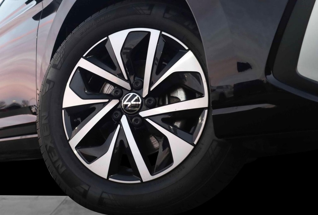 Volkswagen Jetta Vehicle Full-screen Gallery Image 3