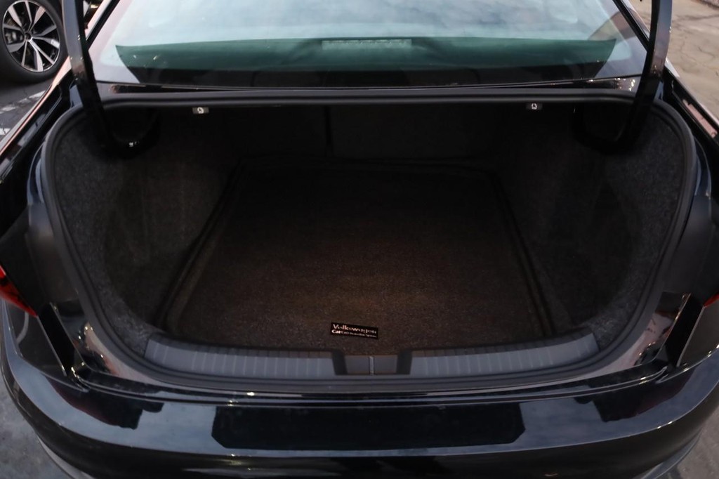 Volkswagen Jetta Vehicle Full-screen Gallery Image 7