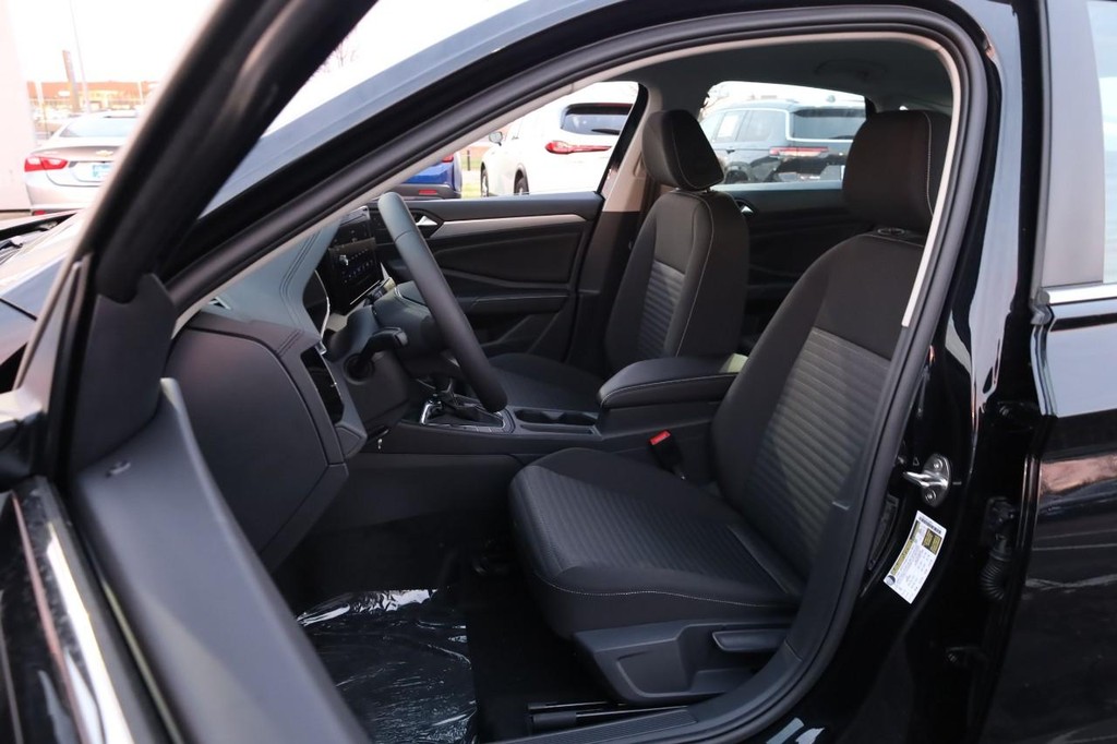 Volkswagen Jetta Vehicle Full-screen Gallery Image 8