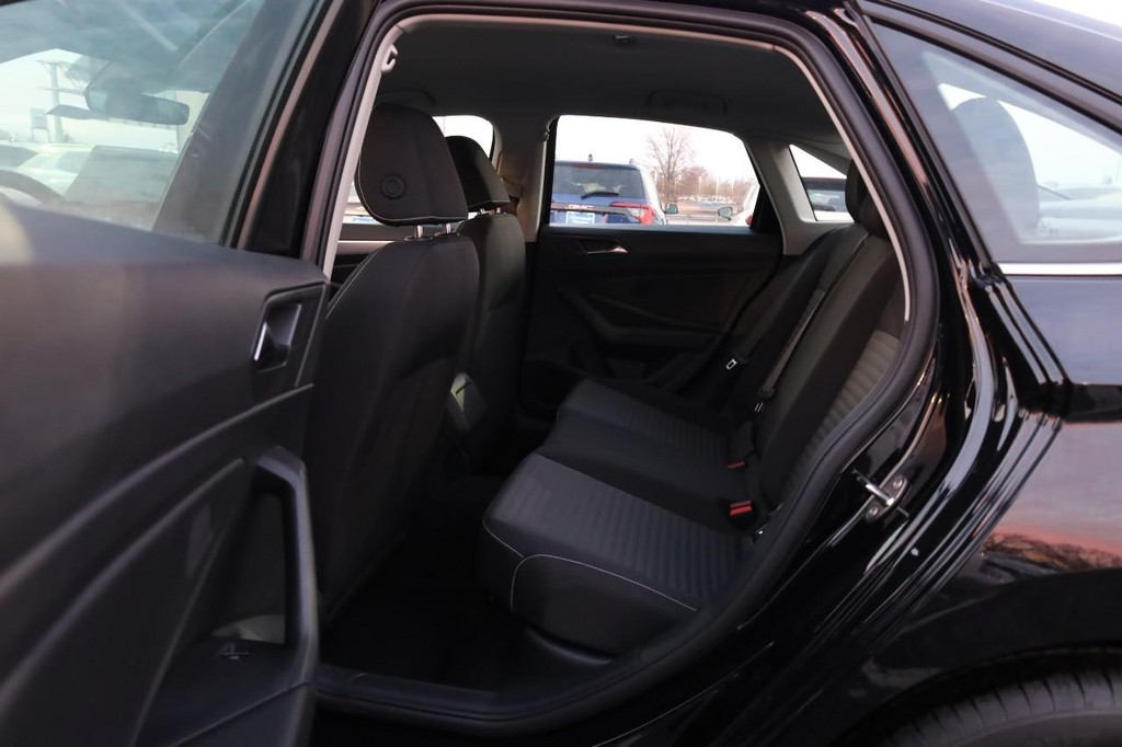 Volkswagen Jetta Vehicle Full-screen Gallery Image 20