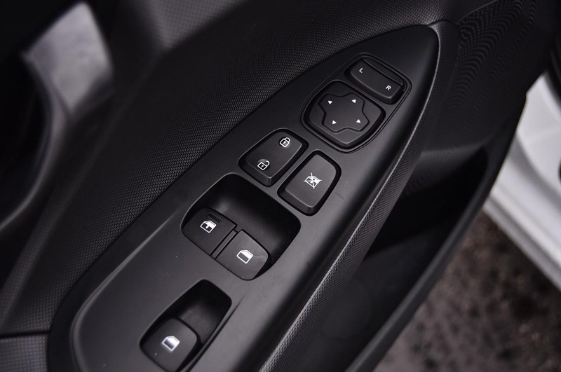 Hyundai Veloster Vehicle Full-screen Gallery Image 09