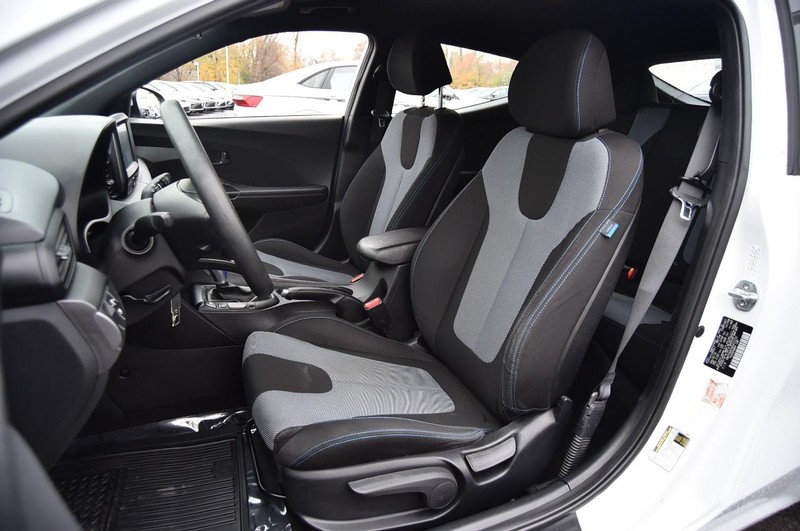 Hyundai Veloster Vehicle Full-screen Gallery Image 19
