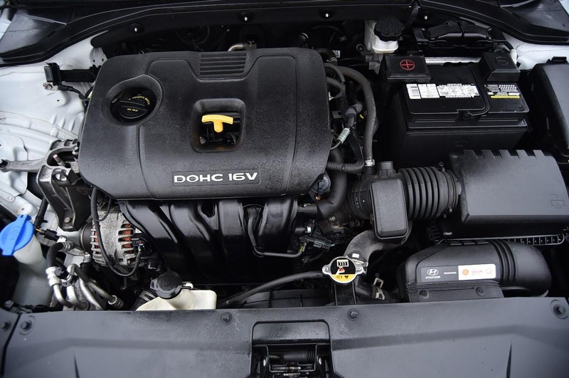 Hyundai Veloster Vehicle Full-screen Gallery Image 22